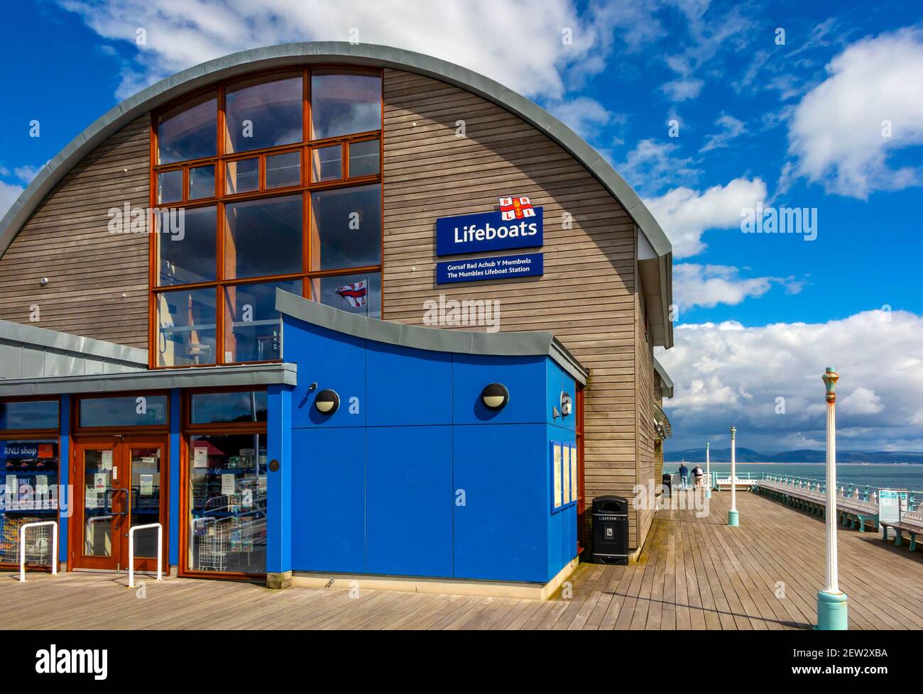RNLI Lifeboat Station construite en 2012 sur Mumbles Pier on La côte sud-est de la péninsule de Gower près de Swansea Au sud du pays de Galles au Royaume-Uni Banque D'Images