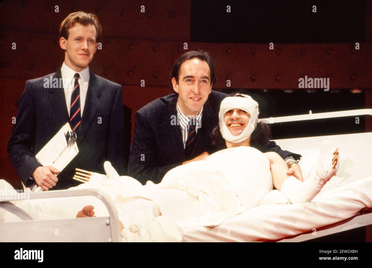 Andrew Havill (Geoffrey / aide), Michael Mears (ministre de l'intérieur), Phil Daniels (Alex) dans UNE HORLOGE ORANGE 2004 au Barbican Theatre, Londres EC2 06/02/1990 une production de Royal Shakespeare Company écrite par Anthony Burgess en collaboration avec Ron Daniels musique de The Edge & Bono design: Richard Hudson éclairage: David Hersey chorégraphie: Arlene Phillips combats: Malcolm Ranson réalisateur: Ron Daniels Banque D'Images