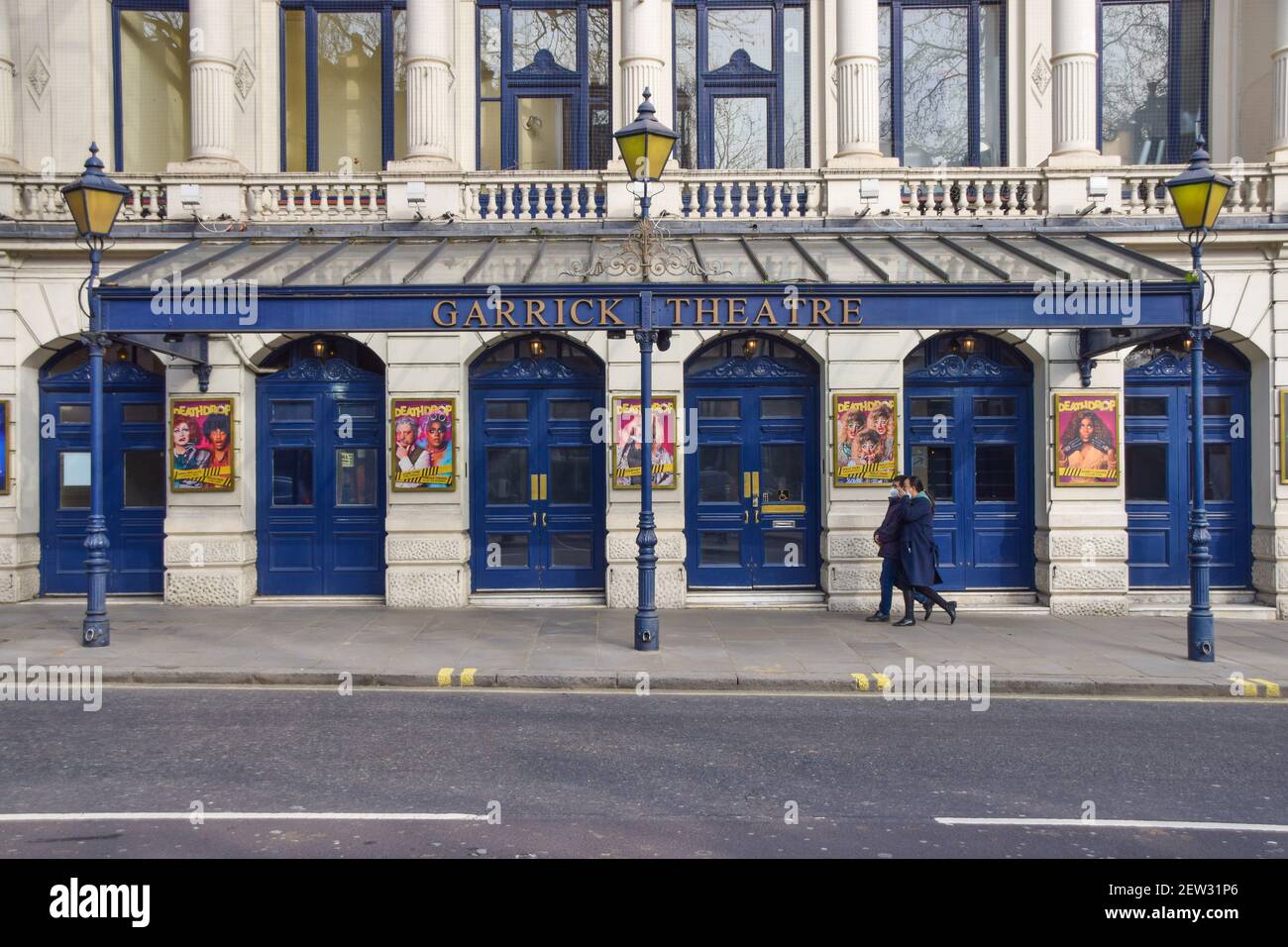 Un couple passe devant le théâtre Garrick fermé dans West End pendant le troisième confinement du coronavirus national. Londres, Royaume-Uni, mars 2021. Banque D'Images