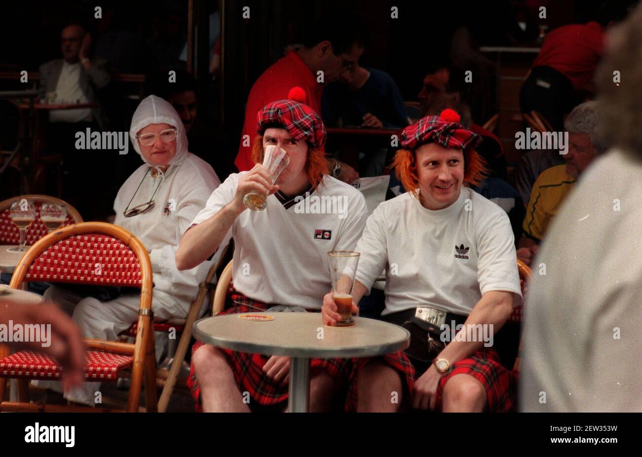 Les supporters écossais commandant des bières auprès du serveur le 1998 juin Champs Elysées à Paris avant l'ouverture du match au Stade De France entre l'Ecosse et le Brésil Banque D'Images