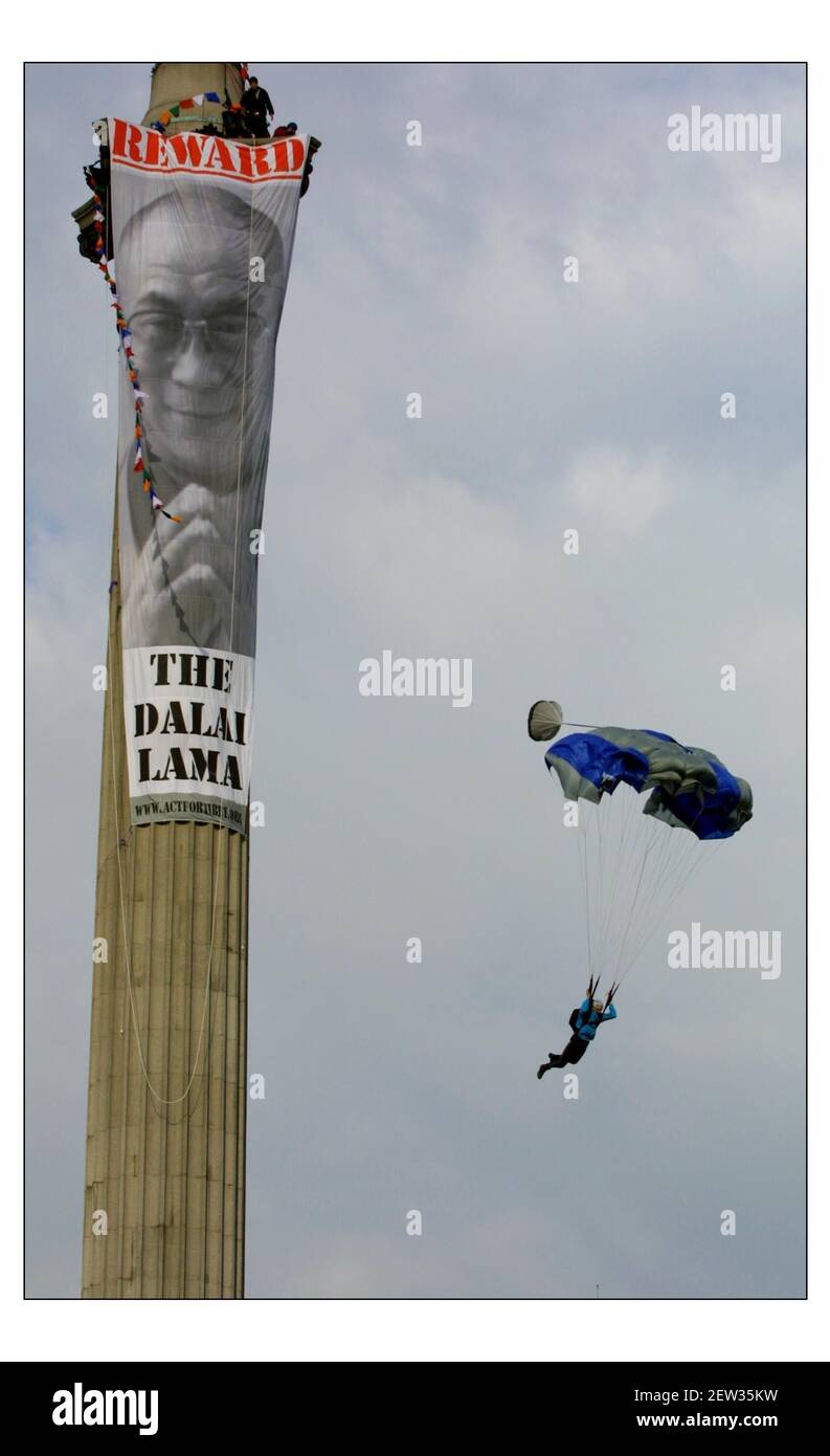 RÉCOMPENSEZ le DALAÏ LAMA... dans les premières heures de ce matin, Gary Connery est devenu le premier homme à descendre de la colonne de Nelsons de 120 pieds à Trafalgar Square, L'événement promu par "agir pour le Tibet" a été de mettre en évidence les événements au Tibet et de soutenir la position du Dalaï Lamas résistant à la présence chinoise au Tibet.à pic David Sandison 9/5/2003 Banque D'Images
