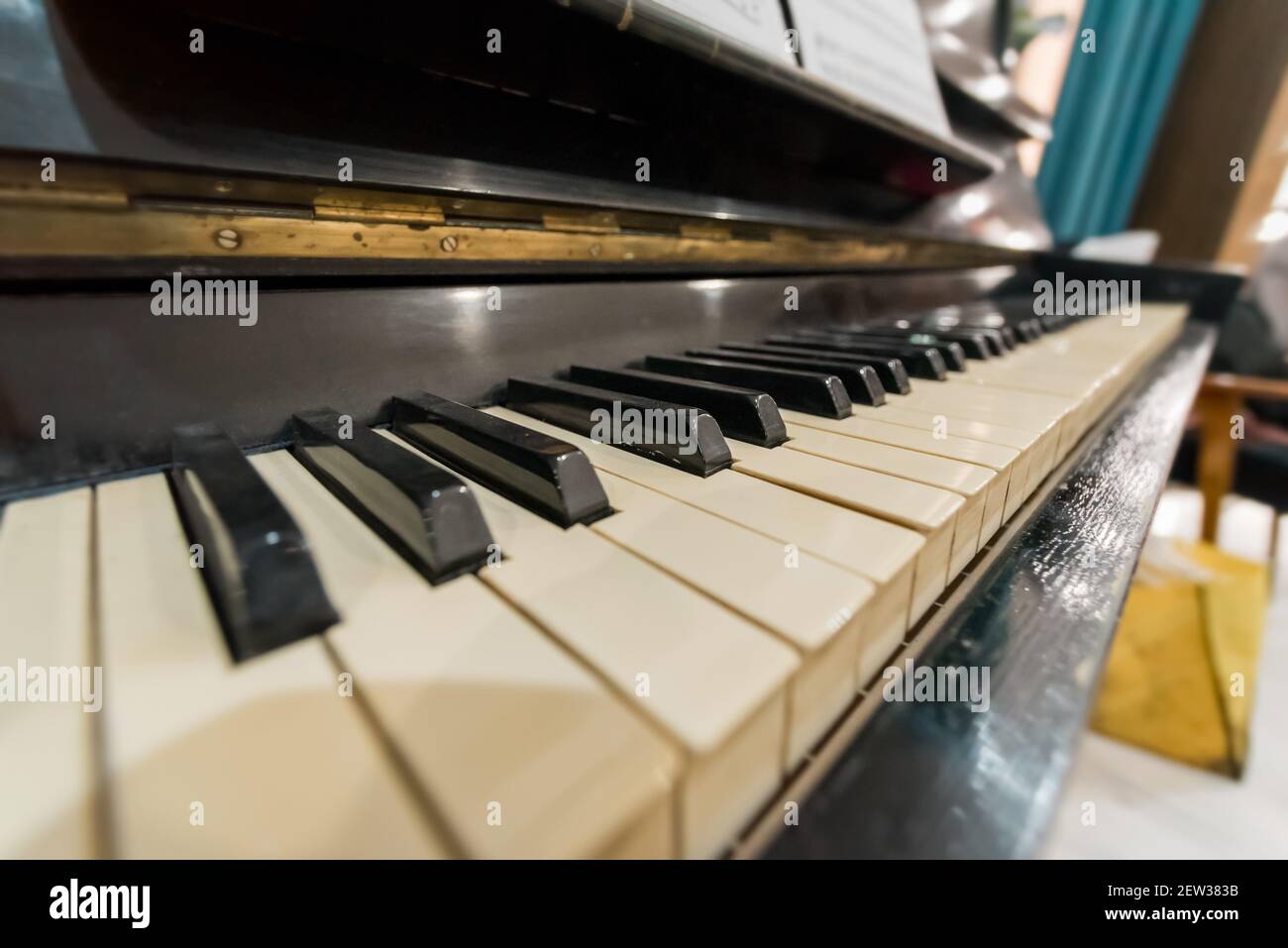les touches noires et blanches d'un vieux piano vintage se rapprochent haut Banque D'Images