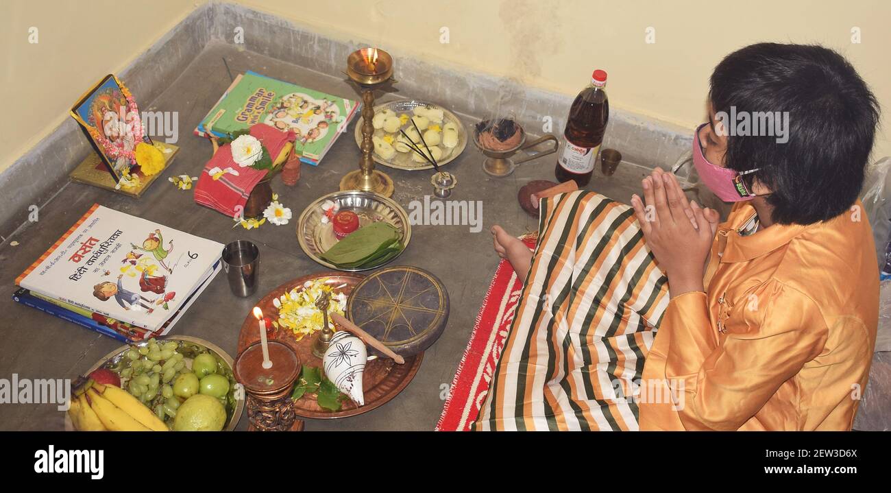 Une fille bengali priant pendant Saraswati Puja également connu sous le nom Basant Panchami en Inde Banque D'Images