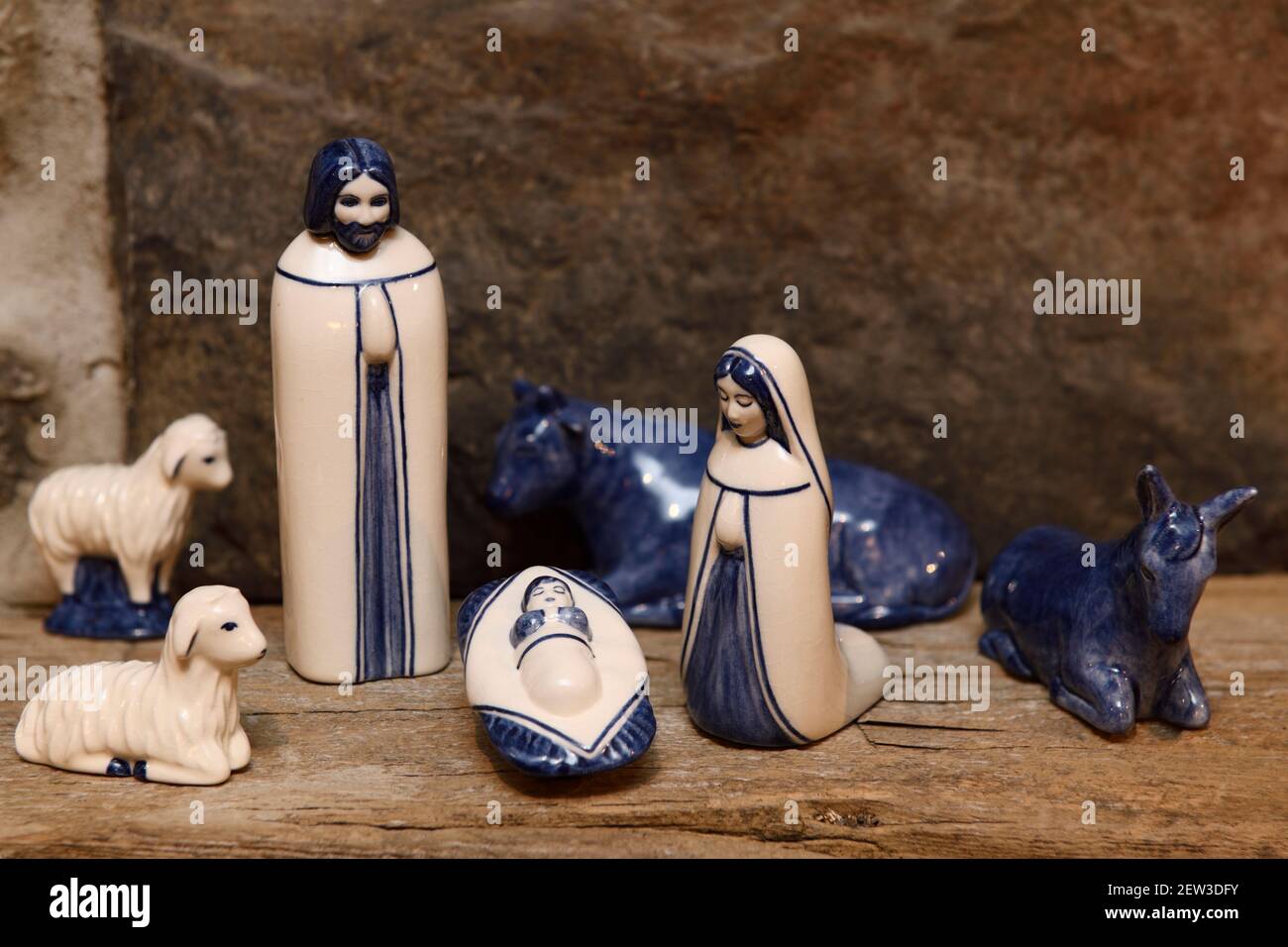 Ensemble de nativité en céramique bleu et blanc avec Sainte Marie de famille Jésus et Joseph à Bethléem stable sur cheminée Banque D'Images
