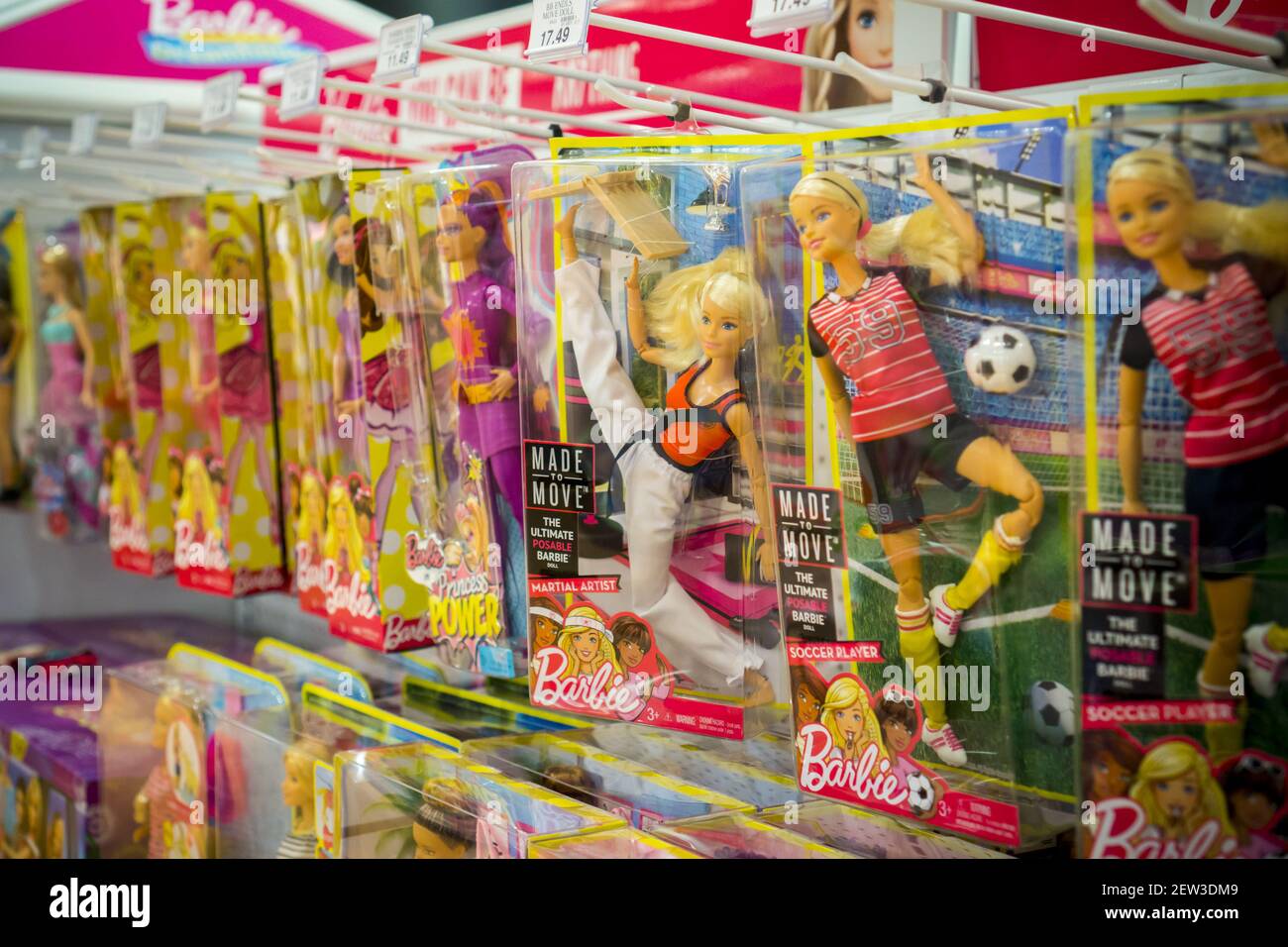 Une sélection de poupées Mattel Barbie dans l'emplacement temporaire Toys R  US à Times Square à New York le jeudi 7 septembre 2017. L'emplacement est  un retour à la zone après la