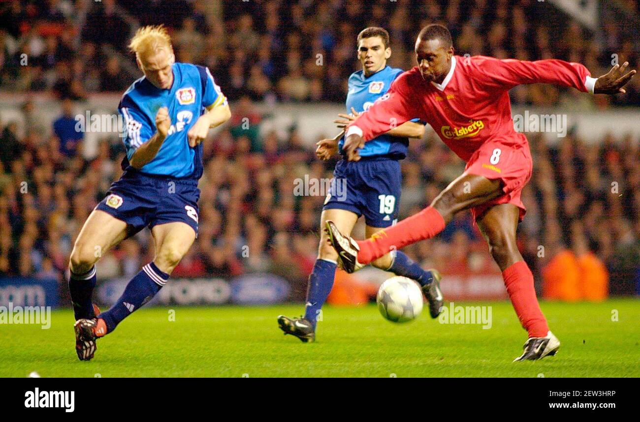 CHAMPS LEAGUE QUATER-FINAL 1ÈRE JAMBE LIVERPOOL V BAYER 04 LEVERKUSEN 3/4/2002 CARSTEN RAMELOW (À GAUCHE) PHOTO DAVID ASHDOWN.CHAMPS LEAGUE FOOTBALL Banque D'Images