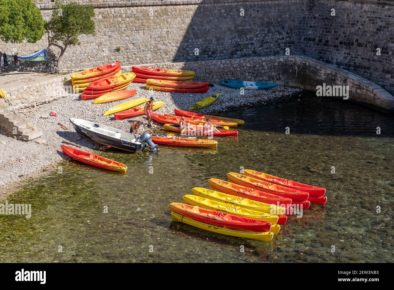 Dubrovnik, Croatie - 20 août 2020 : les touristes font du kayak dans la mer Adriatique au-dessous de la forteresse de Bokar Banque D'Images