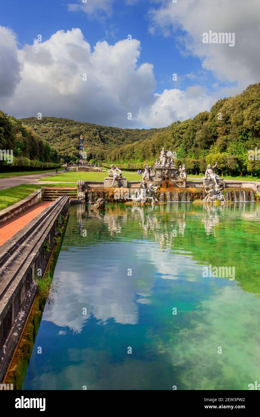 Jardin royal du palais de Caserta. Groupe sculptural : la Fontaine de Cérès. C'est une ancienne résidence royale de Caserta construite pour les rois Bourbon. Banque D'Images