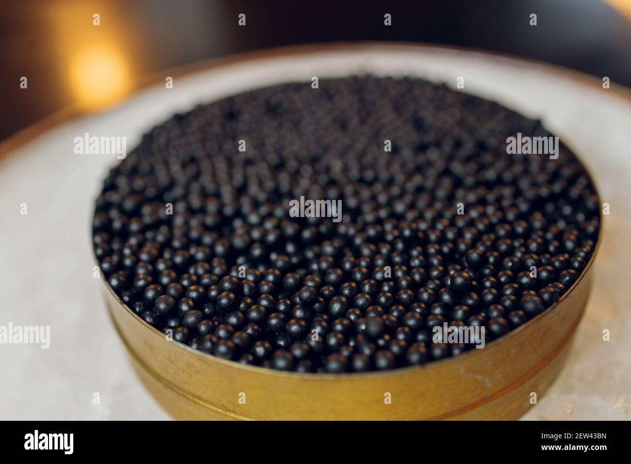 paddlefish caviar noir dans une assiette en plastique, cuisine  gastronomique et délicieuse, gros plan Photo Stock - Alamy