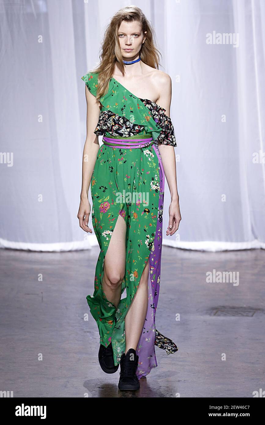 Model Saara Sihvonen marche sur la piste pendant le Zadig et Voltaire (Zadig  & Voltaire) Fashion Show pendant la New York Fashion week Printemps été  2018 tenu à New York, NY, le