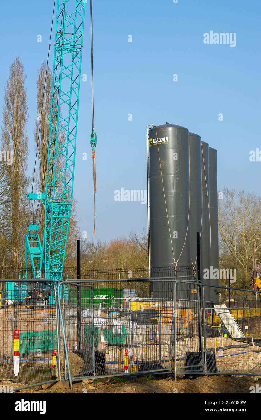 Denham, Buckinghamshire, Royaume-Uni. 1er mars 2021. Des travaux sont en cours sur la construction du viaduc HS2 Colne Valley pour la liaison controversée High Speed 2 Rail de Londres à Birmingham. Une immense zone de forêt et de campagne a été détruite par HS2 Ltd près du club de ski de Denham sur la route orbitale nord A412 et la région est maintenant méconnaissable. Les routes sont crasseuses en raison des travaux de construction et des nombreux HVG qui trônent le long de la route. Le droit de passage public normalement populaire DEN 3/1 à travers les bois a été fermé par HS2. HS2 met 108 anciennes terres boisées, 693 sites fauniques et 33 SSSI Banque D'Images