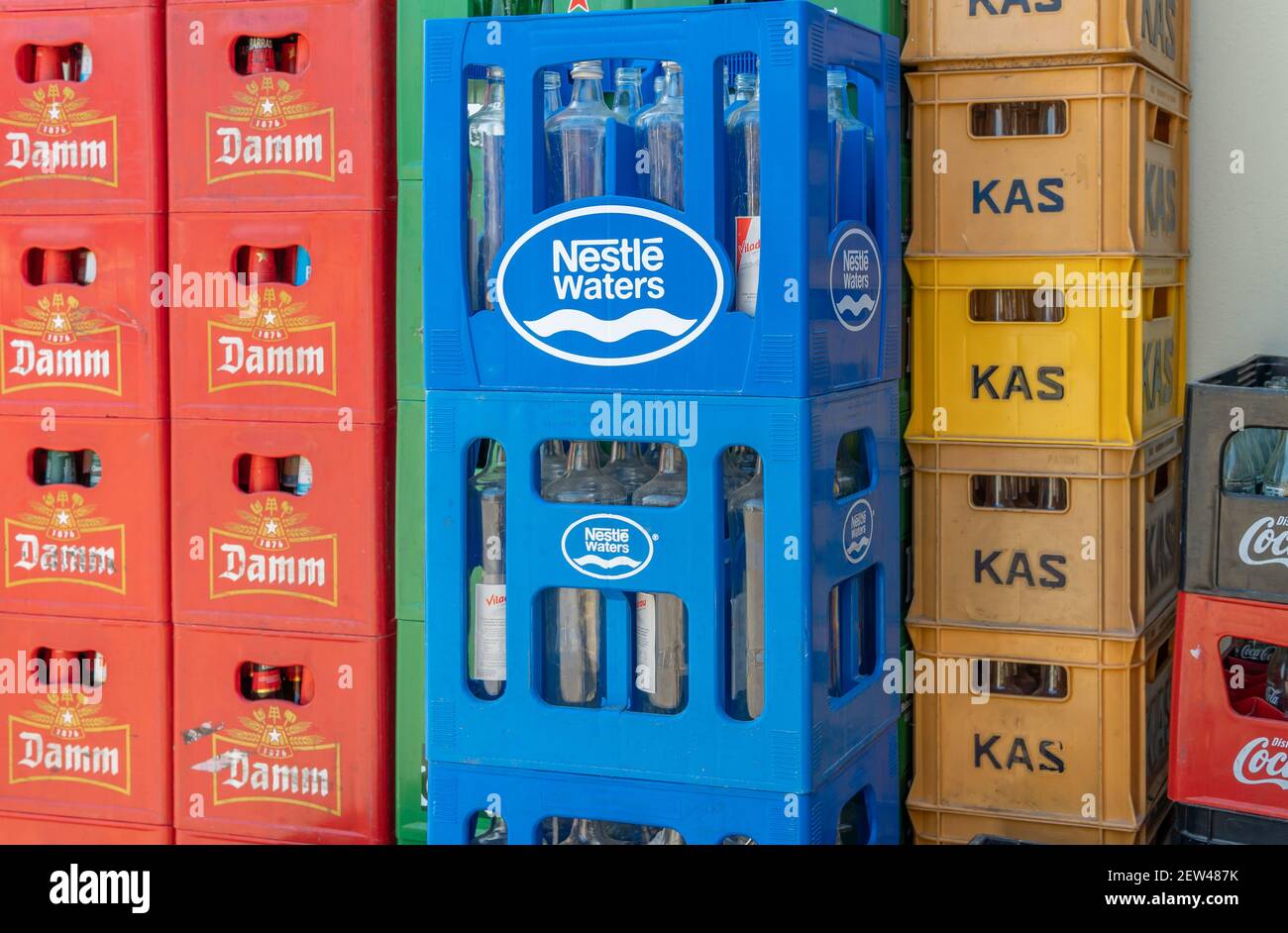 Vilafranca de Bonany, Espagne; février 27 2021: Boîtes en plastique de boissons en verre à l'extérieur d'un bar. Eau, boissons non alcoolisées et bière portant les noms de marque estampillés o Banque D'Images