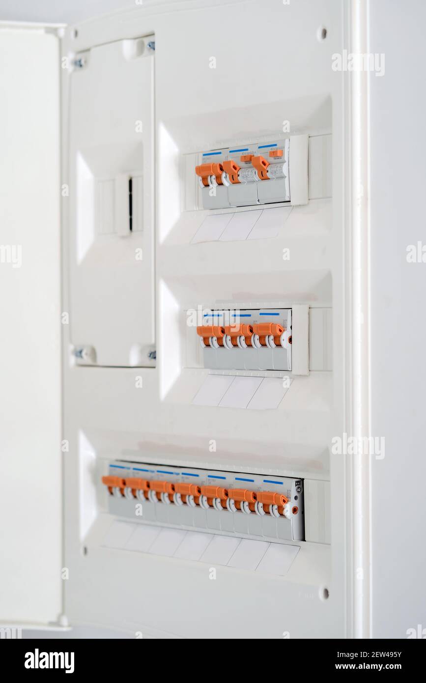 Vue rapprochée du panneau de distribution blanc vertical fixé au mur Banque D'Images
