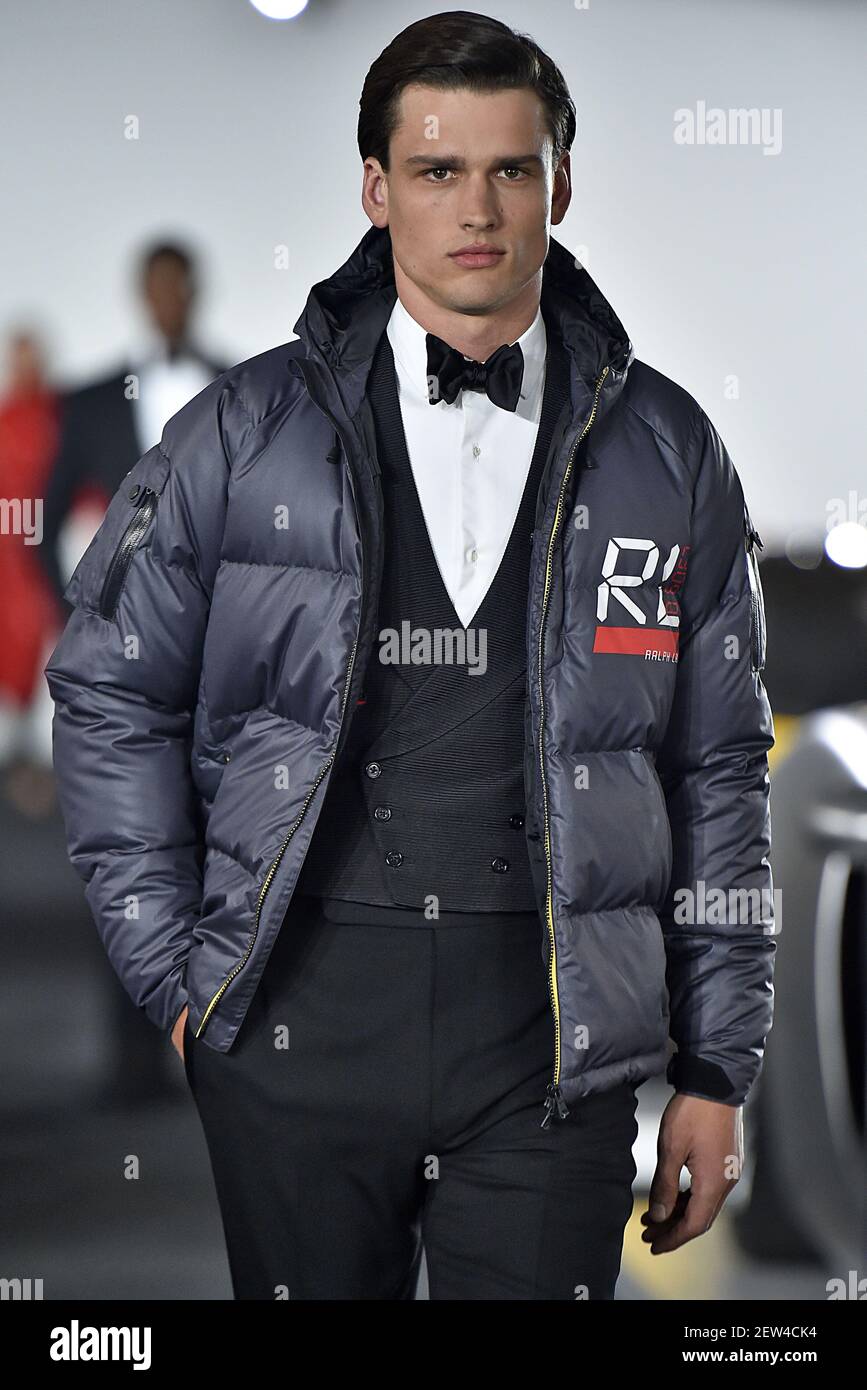 Le mannequin Simon Nessman marche sur la piste pendant le Ralph Lauren  Fashion Show à New York Fashion week Printemps été 2018 qui s'est tenu à  New York, NY, le 13 septembre