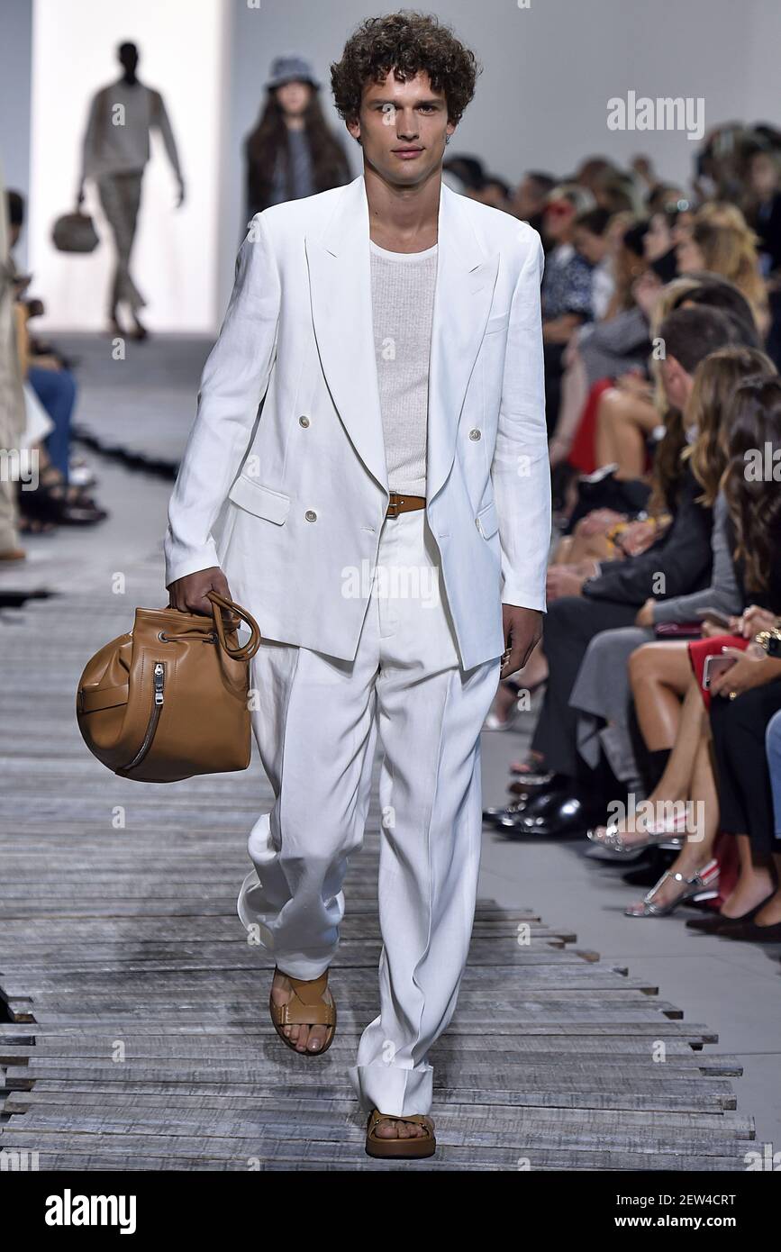 Le mannequin Simon Nessman marche sur la piste pendant le Michael Kors  Fashion Show à New York Fashion week Printemps été 2018 qui s'est tenu à  New York, NY, le 13 septembre
