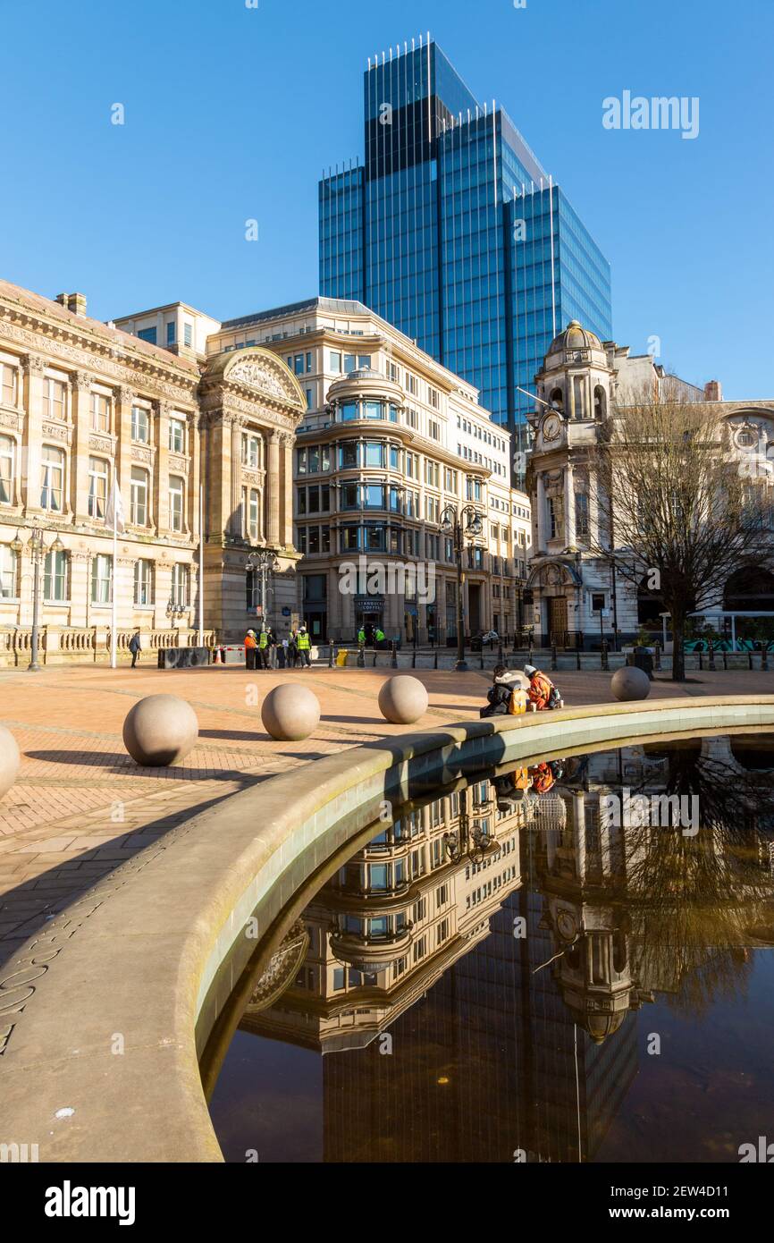 Bâtiments reflétant la piscine, Victoria Square, Birmingham, Royaume-Uni 2021 Banque D'Images