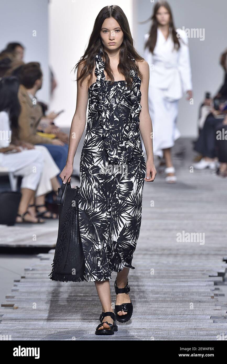 Le modèle Vika Ihnatenko marche sur la piste lors du Michael Kors Fashion  Show à New York Fashion week Printemps été 2018 qui s'est tenu à New York,  NY, le 13 septembre