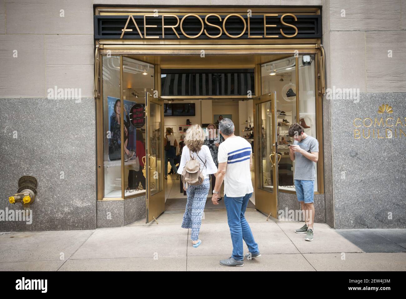 Un magasin de chaussures pour femmes Aerosoles au Rockefeller Center à New  York le vendredi 15 septembre 2017. Aerosoles a déposé une demande pour le  chapitre 11 de la protection de la