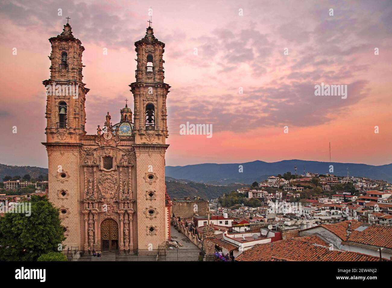 Église Santa Prisca du XVIIIe siècle avec ses tours jumelles Churrigueresque dans le centre-ville colonial de Taxco de Alarcón au coucher du soleil, Guerrero, Mexique Banque D'Images