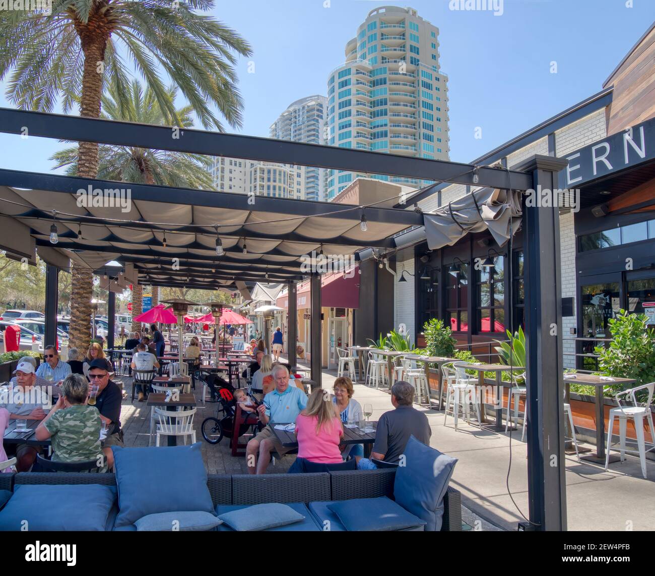 Les personnes qui mangent dans un café extérieur sur le trottoir Beach Drive ne à St Petersbugg, Floride, États-Unis Banque D'Images