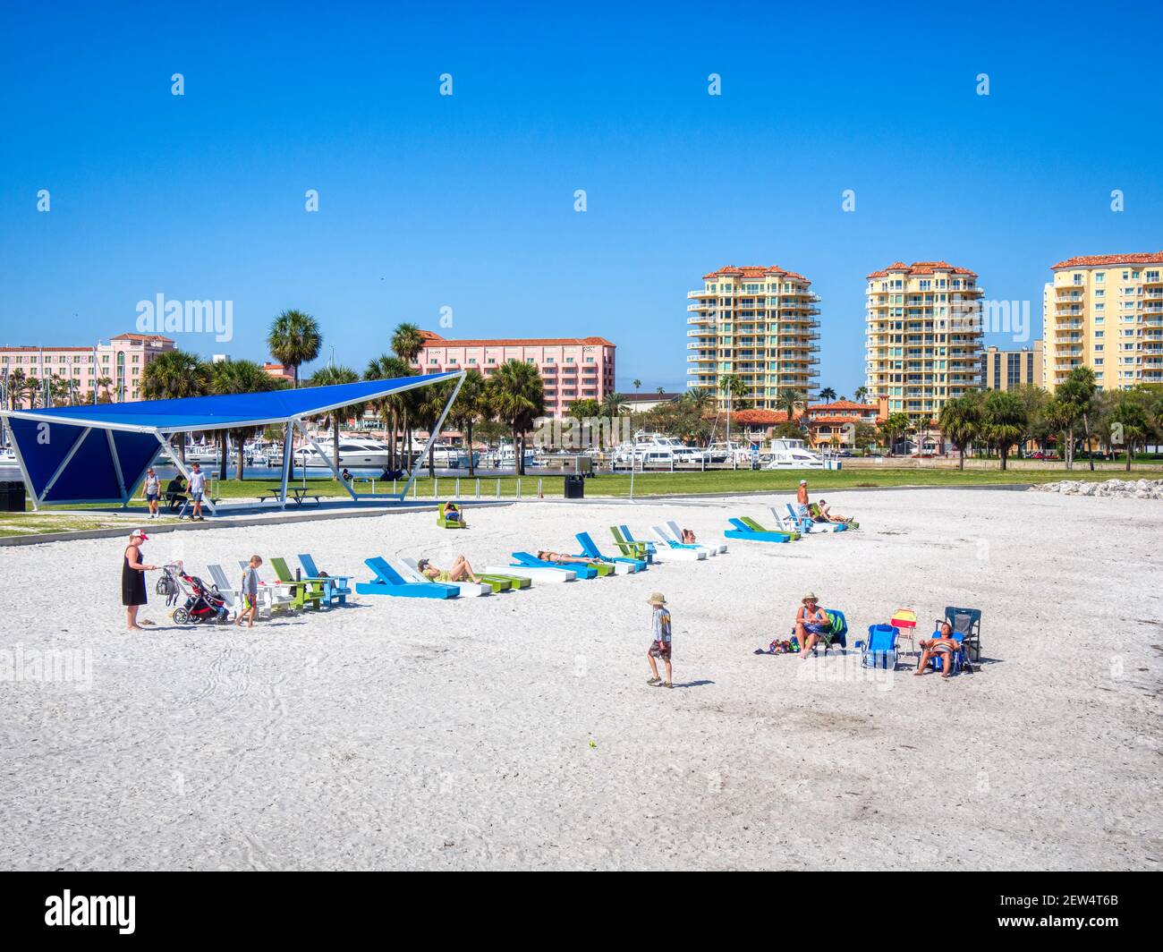 Les gens qui apprécient la plage de Spa sur la nouvelle jetée de St Pete Ouvert en 2020 à Saint-Pétersbourg, Floride, États-Unis Banque D'Images