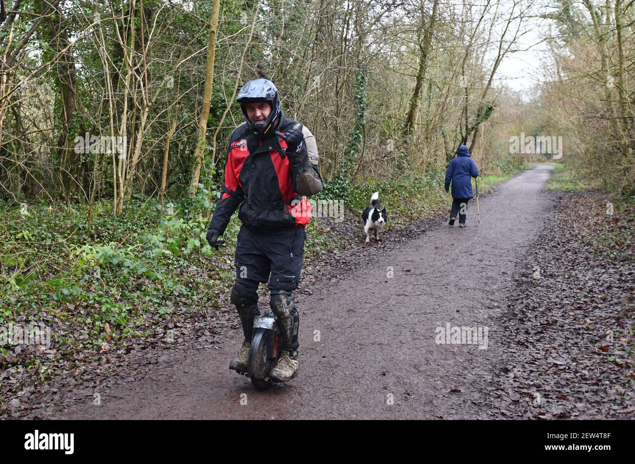 Homme à cheval maison fait électrique unicycle Grande-Bretagne, Royaume-Uni, 2021 Banque D'Images