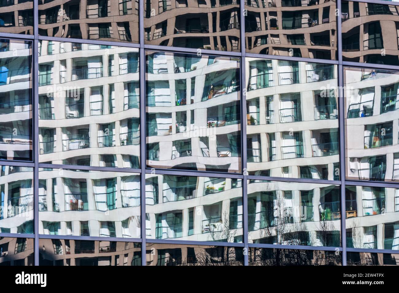 Wien, Vienne: Effet de mirage de maison d'appartement DC vivant à Donau City, loggias, façade en béton en 22. Donaustadt, Wien, Autriche Banque D'Images