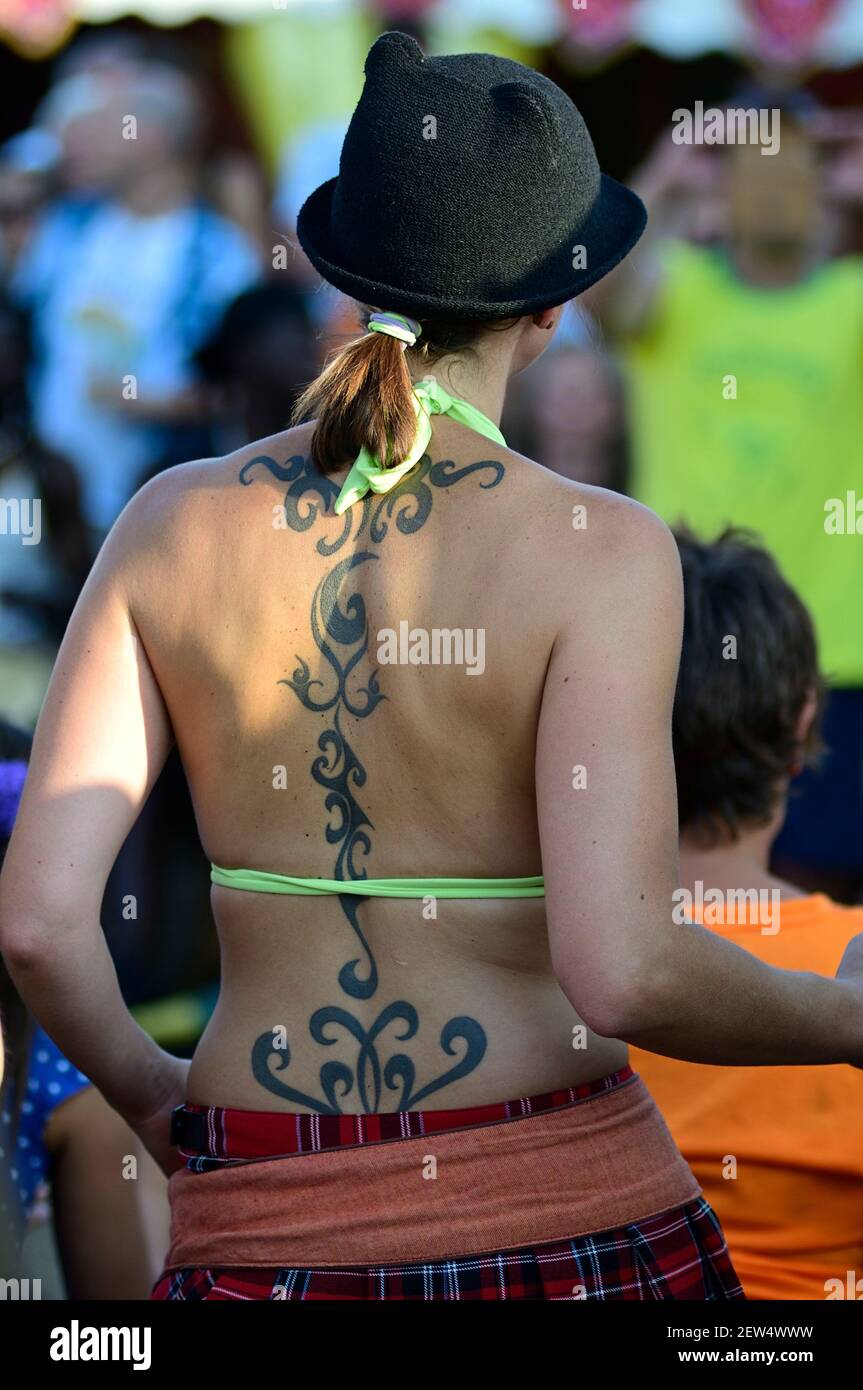 Vienne, Autriche. 08 août 2015. Impressions de la saison des festivals 2015 sur l'île du Danube à Vienne. Femme avec un tatouage sur son dos Banque D'Images