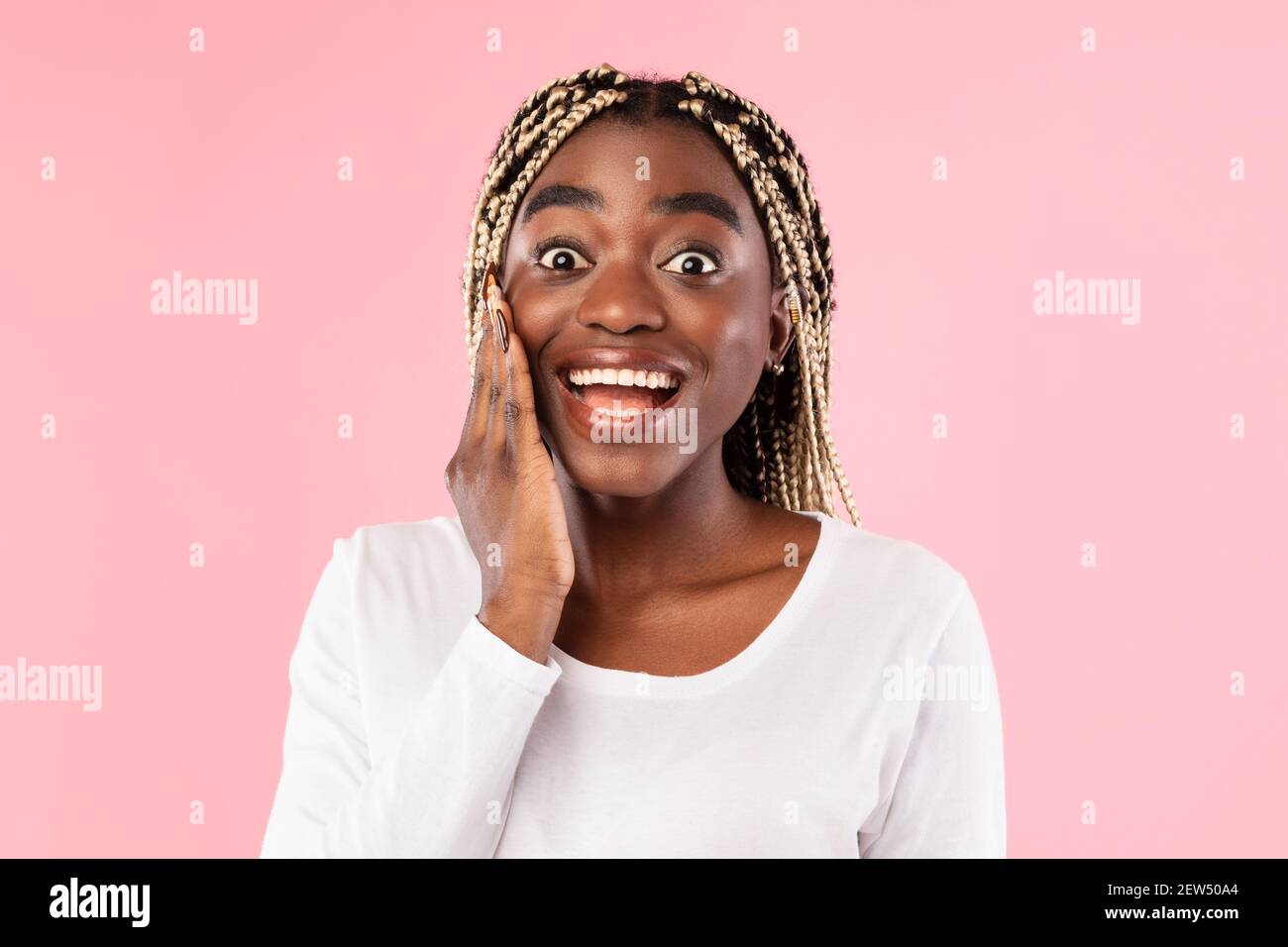 Portrait en gros plan de la jeune femme noire choquée Banque D'Images