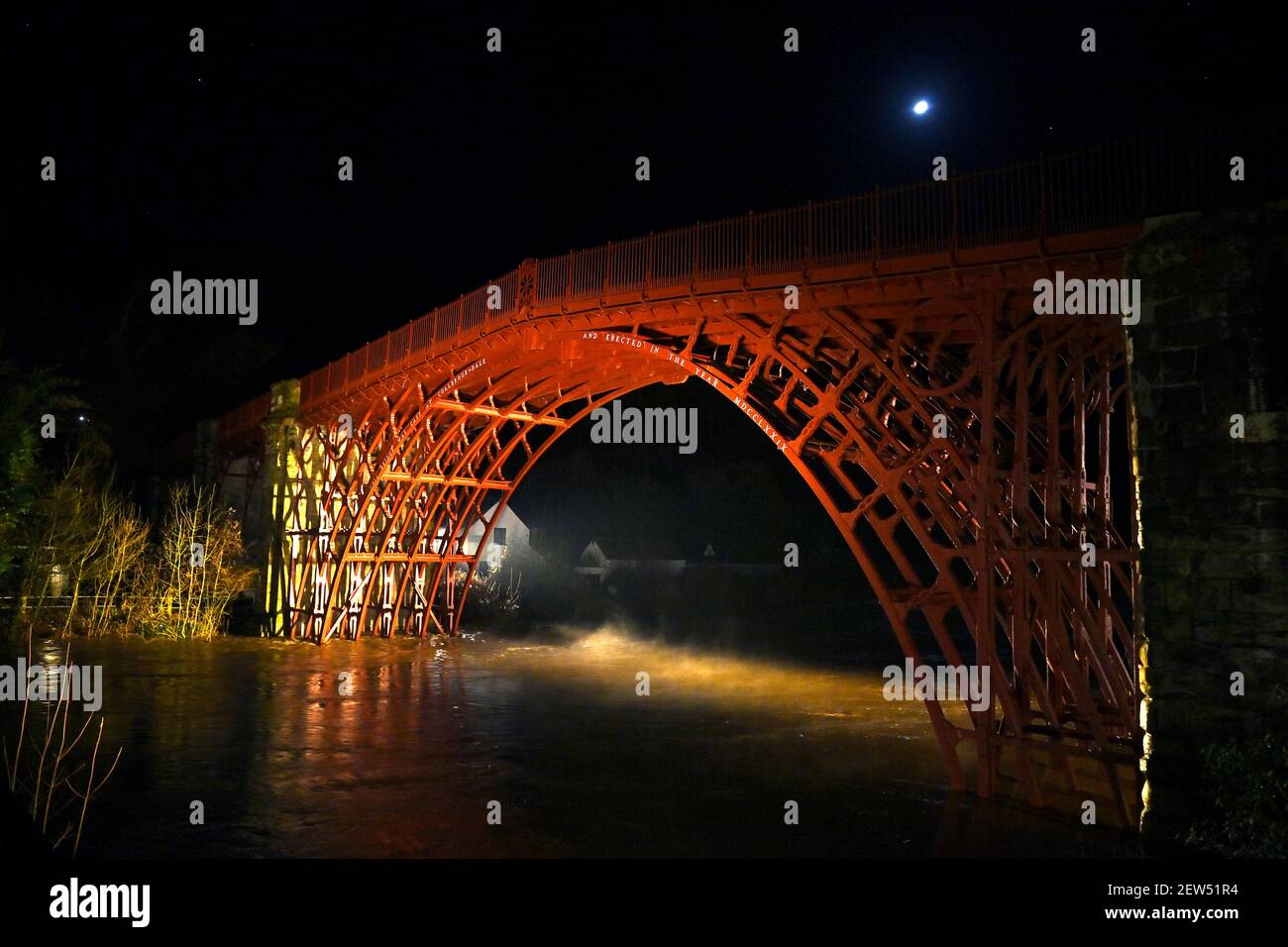 L'Ironbridge, Shropshire la nuit avec la rivière Severn en crue. Copyright 2020 © Sam Bagnall Banque D'Images