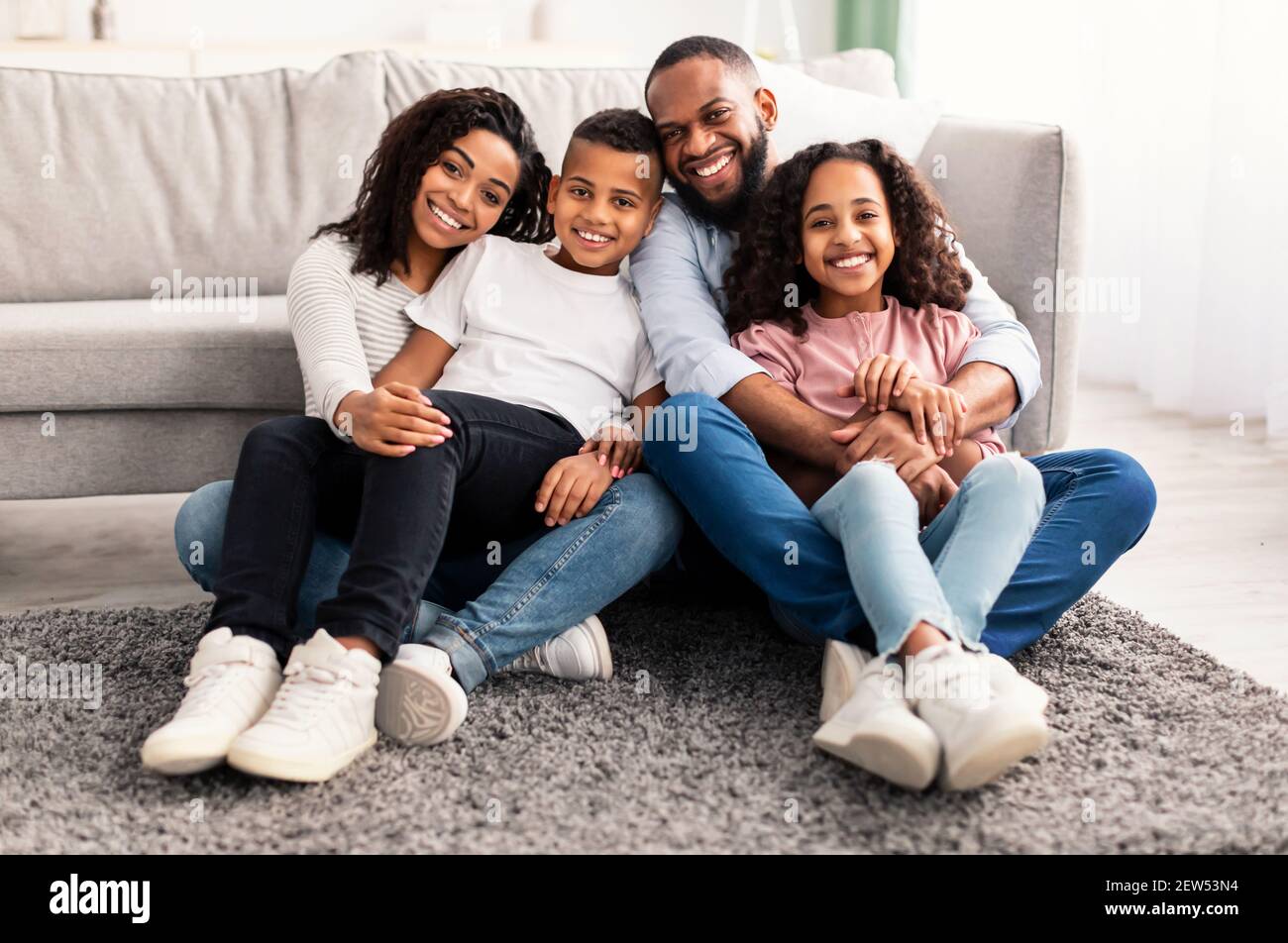 Portrait D Une Famille Noire Heureuse Posant A L Appareil Photo Photo Stock Alamy Portrait D Une Famille Noire Heureuse Posant A L Appareil Photo Photo Stock Alamy
