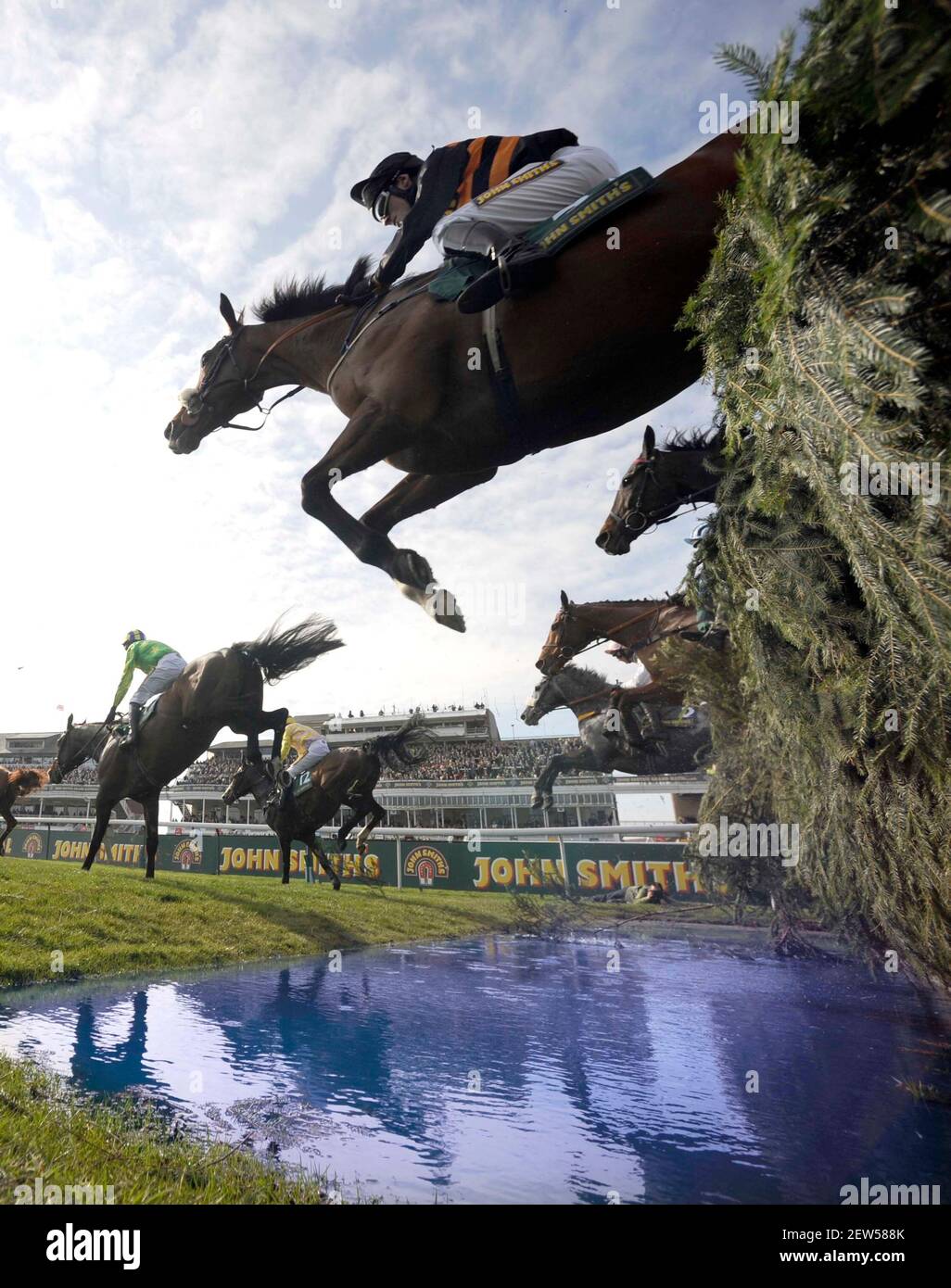 RÉUNION NATIONALE DE RACING AINTREE GRAND. LA CHASE DE JOHN SMITH SUR L'EAU. 4/4/2008. PHOTO DAVID ASHDOWN Banque D'Images