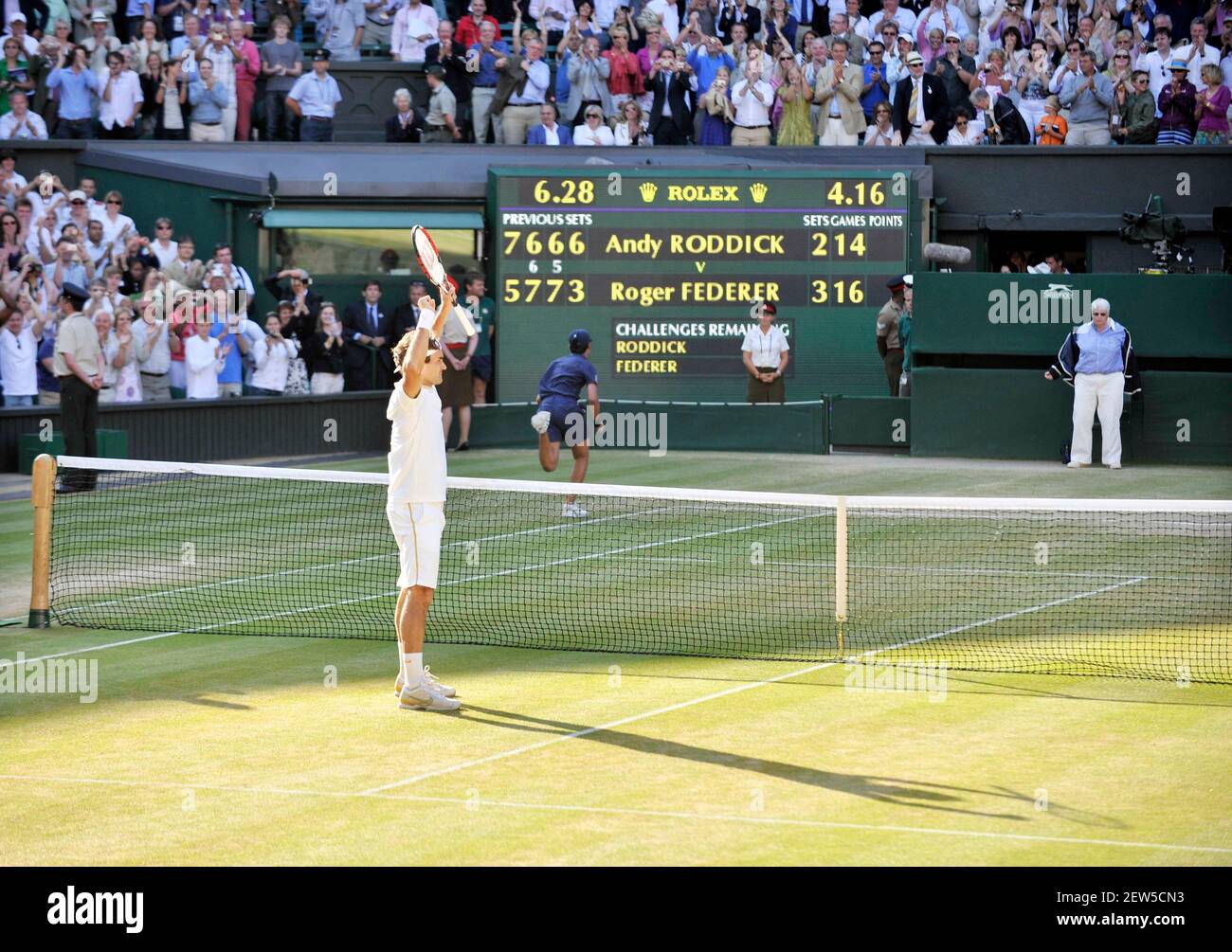 WIMBLEDON 2009 10e JOUR. 3/7/09.MAN'S FINAL RODGER FEDERER V ANDY RODDICK. LE FÉDÉRATEUR GAGNE. PHOTO DAVID ASHDOWN Banque D'Images