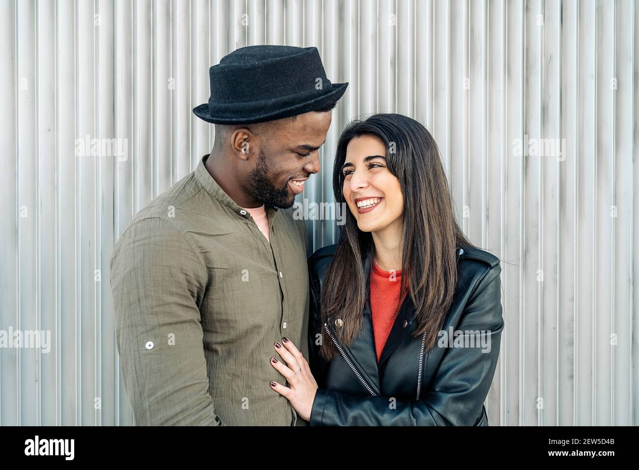 Tendance couple mixte d'ethnie penchée l'un sur l'autre Banque D'Images