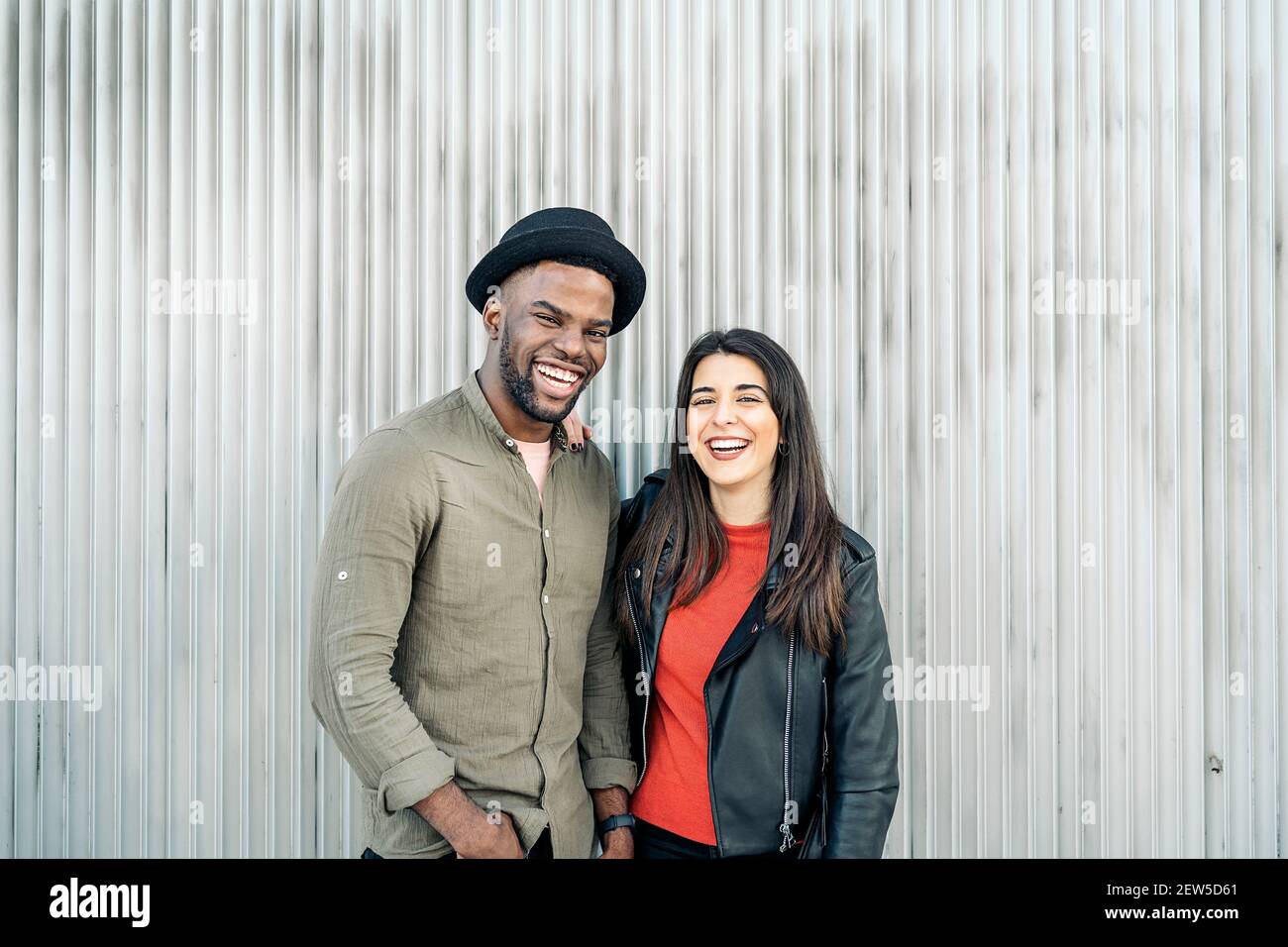 Tendance couple mixte d'ethnie penchée l'un sur l'autre Banque D'Images