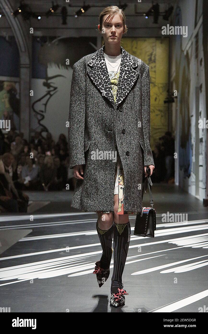 La mannequin Hannah Claverie marche sur la piste lors du Prada Fashion Show  lors de la semaine de mode de Milan Printemps été 2018 qui s'est tenue à  Milan, Italie le 21