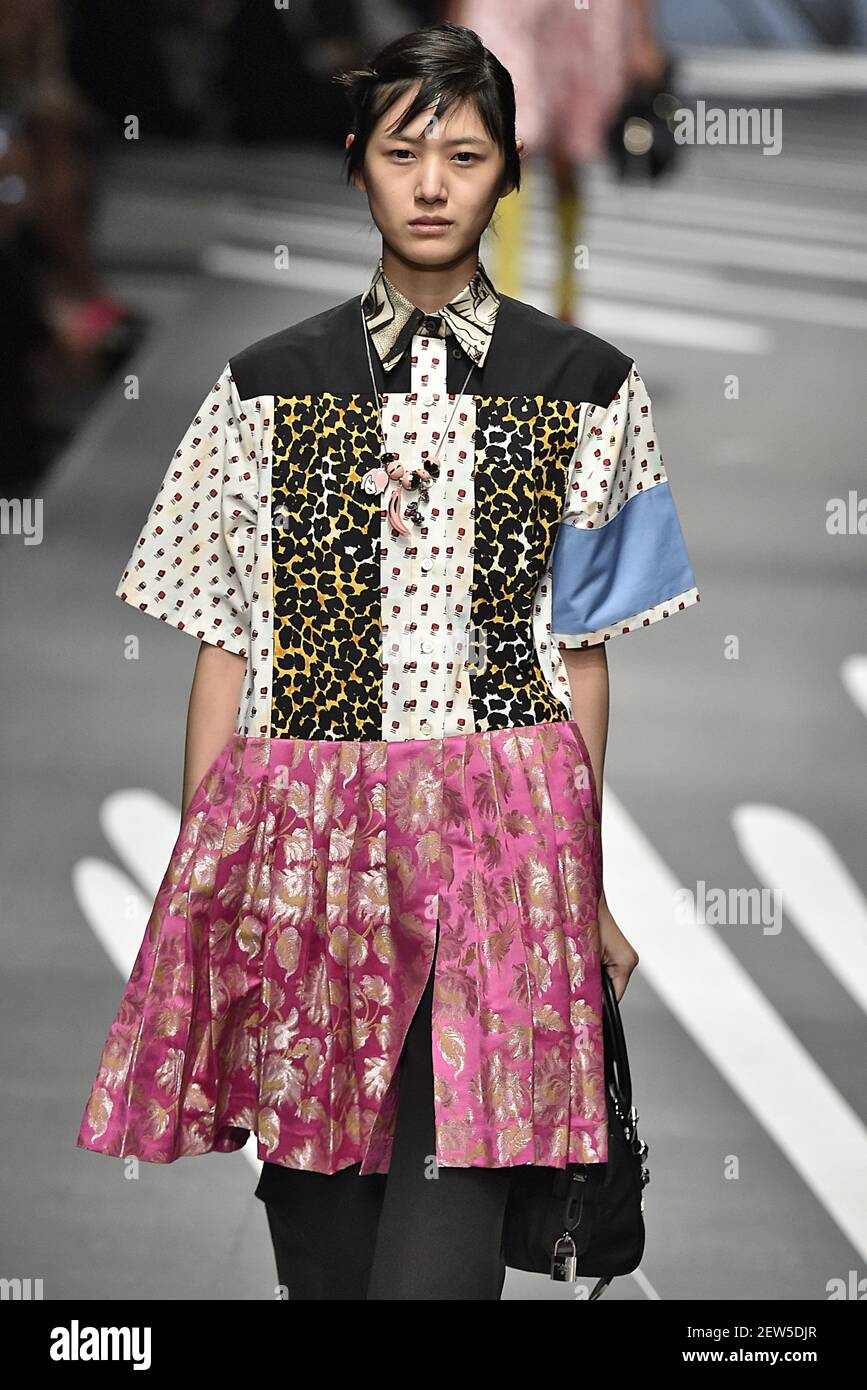 Le modèle Kiko Arai marche sur la piste pendant le Prada Fashion Show  pendant la semaine de mode de Milan Printemps été 2018 qui s'est tenu à  Milan, Italie le 21 septembre