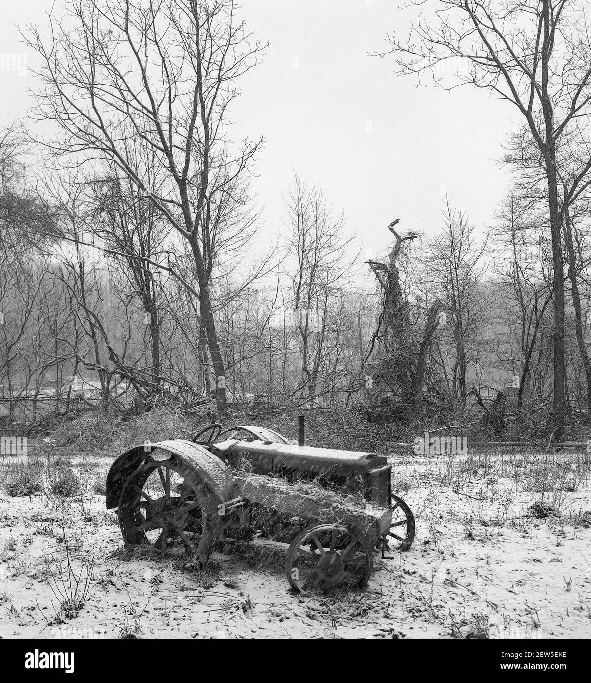Tracteur antique dans Winter Field, Endless Mountains, Pennsylvanie, Etats-Unis. En 2001 Banque D'Images