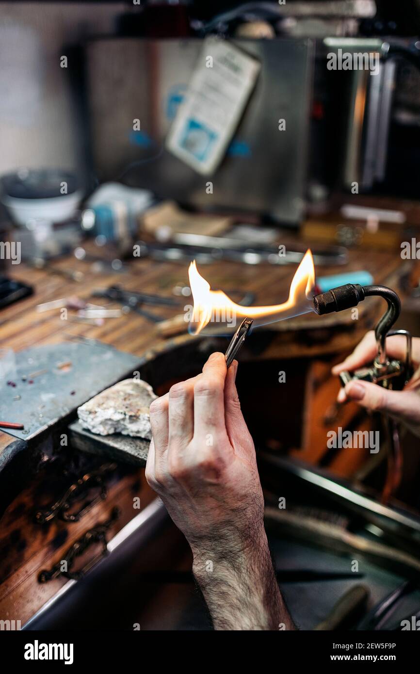 Photo de stock d'un homme travaillant les mains avec des outils dans atelier artisanal Banque D'Images