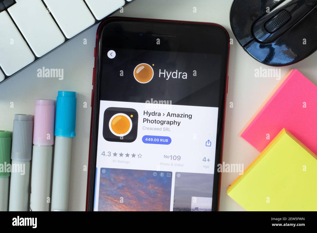 New York, États-Unis - 2 mars 2021 : icône de l'application mobile Hydra Amazing Photography sur l'écran du téléphone, Editorial Banque D'Images
