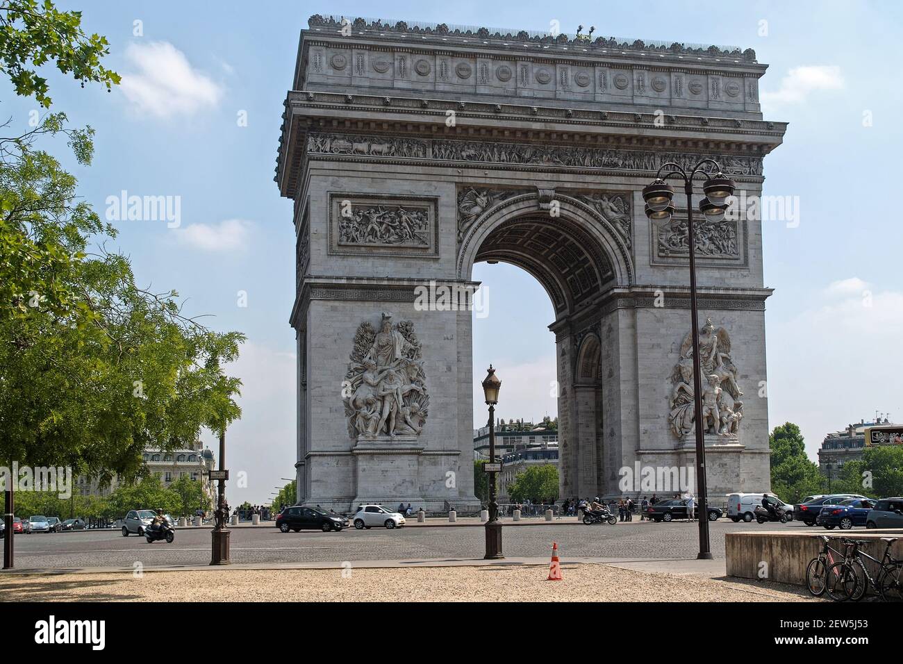 Paris, France, 20 juin : vue de l'Arc de Triomphe sur la place Charles de Gaulle, le 20 juin 2012, par un beau temps d'été. Banque D'Images