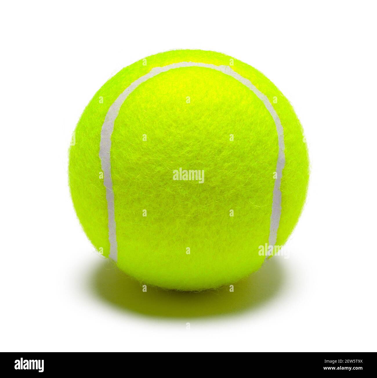 Une balle de tennis verte découpée sur le blanc. Banque D'Images
