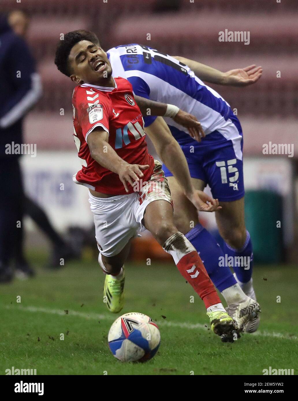 Ian Maatsen de Charlton Athletic (à gauche) et Dan Gardner de Wigan Athletic se battent pour le ballon lors du match Sky Bet League One au DW Stadium, Wigan. Date de la photo: Mardi 2 mars 2021. Banque D'Images