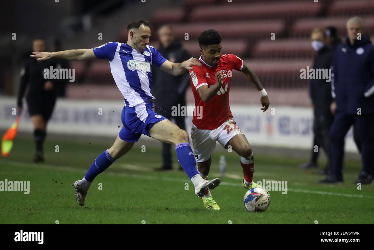 DaN Gardner de Wigan Athletic (à gauche) et Ian Maatsen de Charlton Athletic se battent pour le ballon lors du match Sky Bet League One au DW Stadium, Wigan. Date de la photo: Mardi 2 mars 2021. Banque D'Images