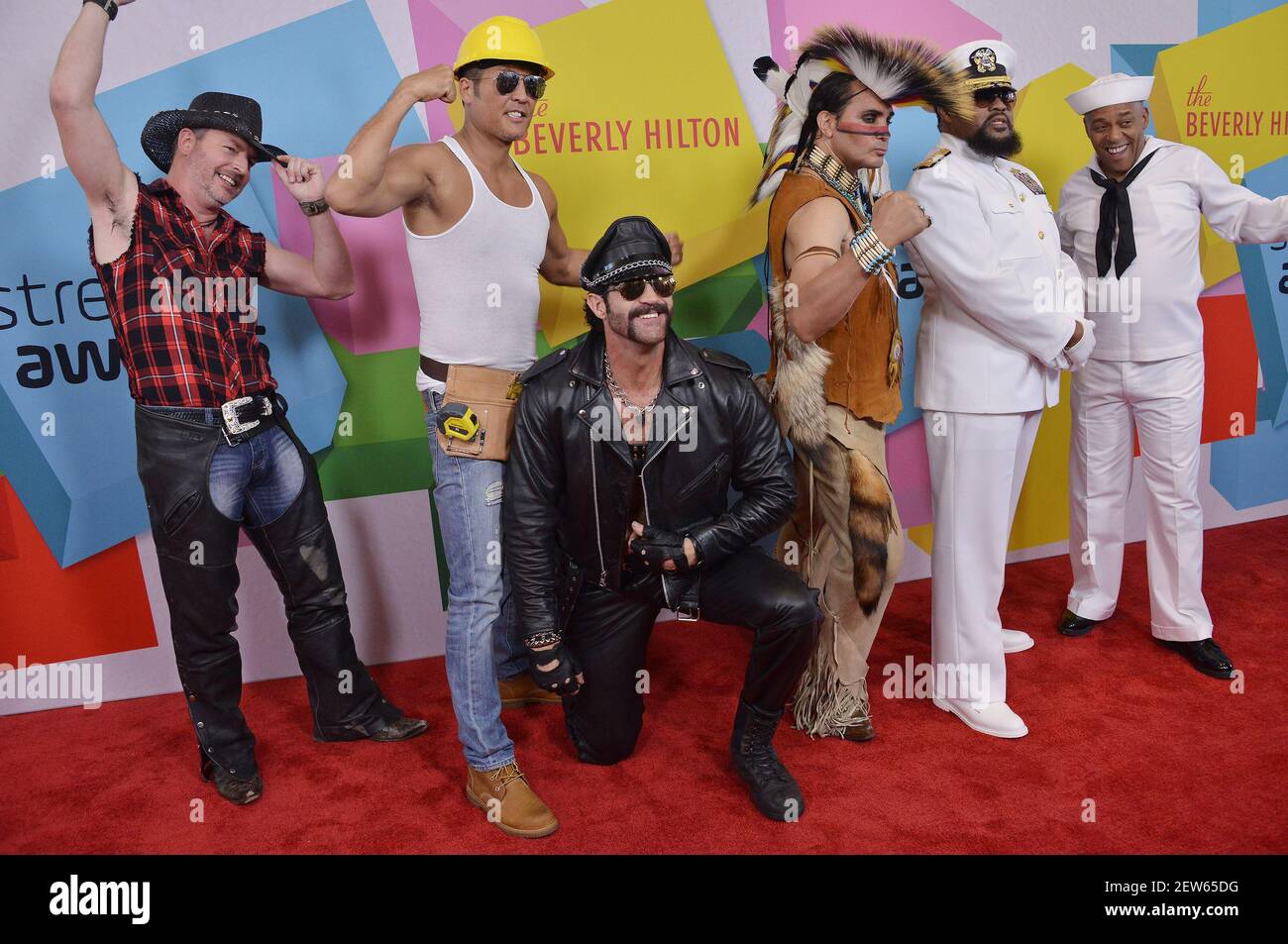 (G-D) Village People - Chad Freeman, James Kwong, J.J. Lippold, Angel Morales, Victor Willis et Sonny Earl, lors du 7e Prix annuel de Streamy, ont tenu le Beverly Hilton à Beverly Hills, CA, le mardi 26 septembre 2017. (Photo de la Sathanlee B. Mirador/Sipa USA) Banque D'Images