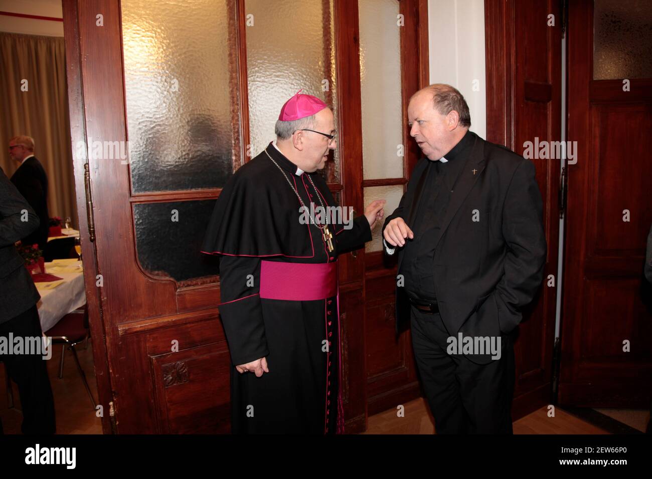 Bischof Wolfgang Ipolt und Pfarrer Udo Jäkel beim Neujahrsempfang des Bistums Görlitz im St. Otto Stift in Görlitz am 18.1.2020 Banque D'Images