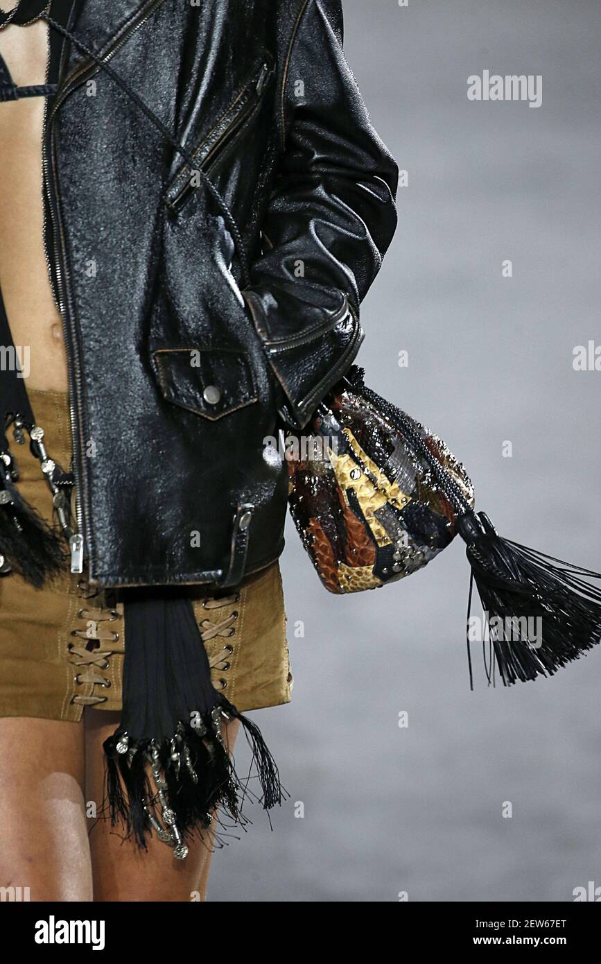 Détails, accessoires, sacs à main et chaussures sur la piste lors du salon  de mode Saint Laurent lors de la semaine de mode de Paris Printemps été 2018  qui s'est tenu à