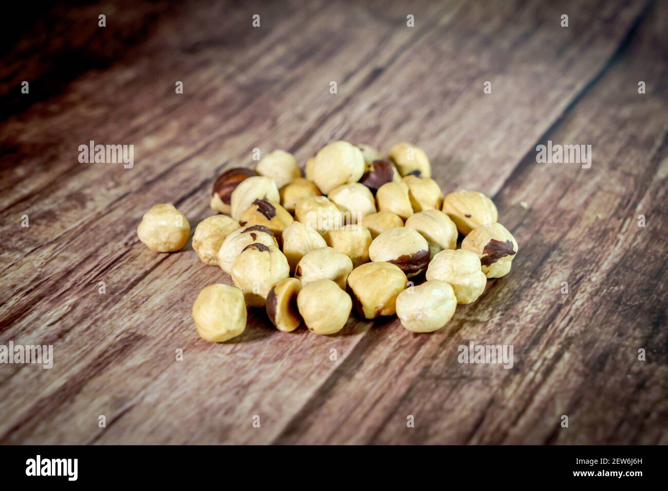 Arachides sur fond de bois, composition de noix, fond alimentaire. Banque D'Images