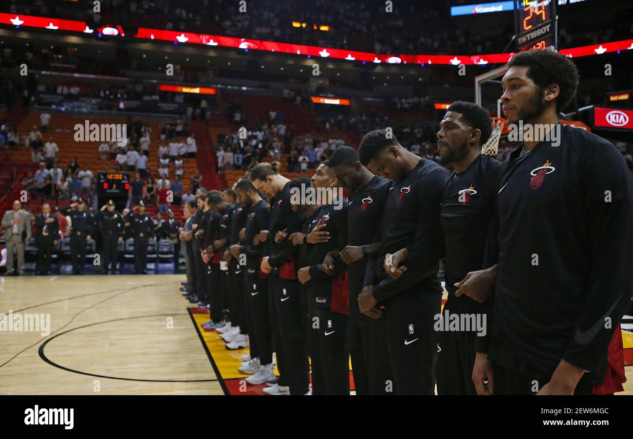 Les joueurs de Miami Heat et d'Atlanta Hawks se bloquent les bras pendant le jeu de l'hymne national avant un match de basket-ball avant le début de la NBA le dimanche 1er octobre 2017 au AmericanAirlines Arena de Miami, Floride (photo de David Santiago/Miami Herald/TNS/Sipa USA) Banque D'Images