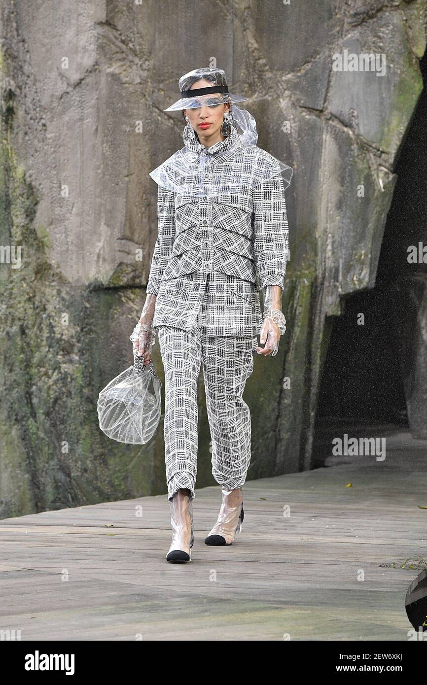 Le modèle Nandy Nicodème marche sur la piste lors du salon de la mode  Chanel lors de la semaine de la mode de Paris Printemps été 2018 qui s'est  tenue à Paris,